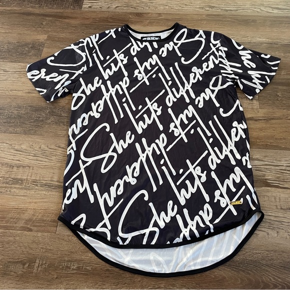 CAKE She Hits Different signature tee L - Picture 2 of 8